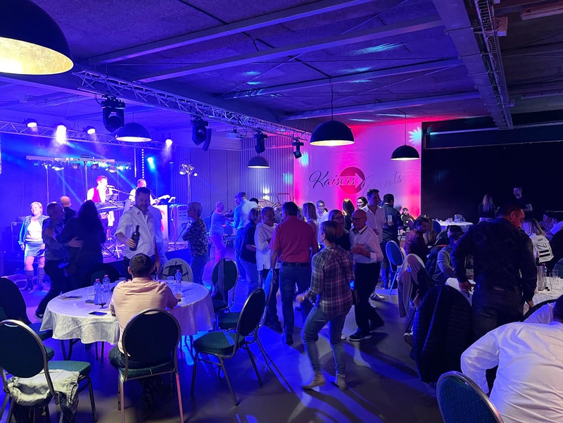 Tanzende Leute an der Schlagernacht